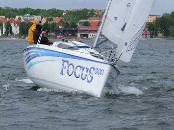 Yachtcharter focus 800 racer