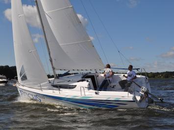 Yachtcharter focus 800 racer_2