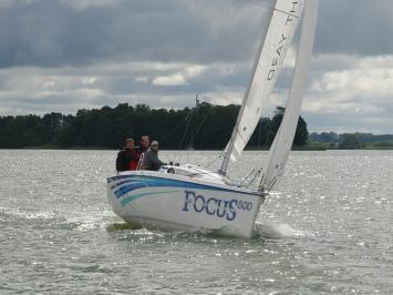 Yachtcharter focus 800 racer 6