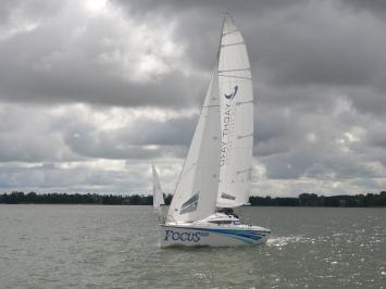 Yachtcharter focus 800 racer 10