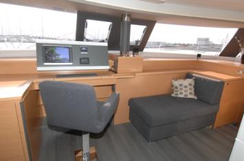 Yachtcharter Fountaine Pajot VICTORIA 67 nav station YKR_3485