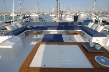 Yachtcharter Fountaine Pajot VICTORIA 67 upper deck lounge YKR_3436