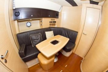 Yachtcharter Cranchi 43 Sport Top (2Cab 2WC) Salon