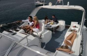 Yachtcharter Mira 43 (3Cab 2WC) Cockpit