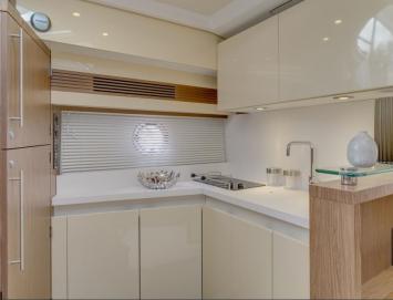 Yachtcharter Gran Turismo 44 (2Cab 2WC) Pantry