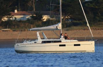 Yachtcharter Oceanis 35 2cab top