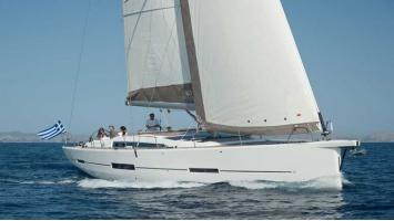 Yachtcharter Dufour 560 Grand Large (3+1Cab 3WC) Seite Bug