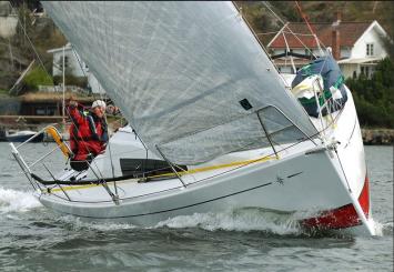 Yachtcharter Sun Fast 3200 (2Cab 1WC) Bug