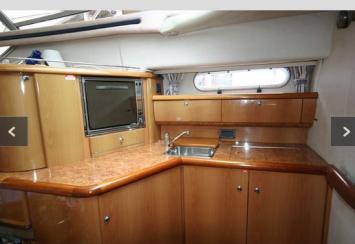 Yachtcharter Sealine F43 Pantry