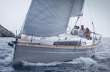 Yachtcharter Bavaria easy 9.7 2cab top