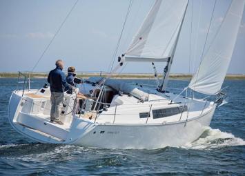 Yachtcharter Bavaria easy 9.7 2cab outer