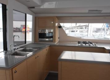 Yachtcharter SABA 50 MAESTRO (4Cab 4WC) Pantry