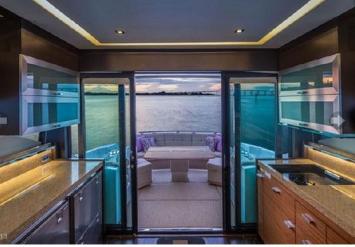 Yachtcharter Tiara 50 Fly (2+1Cab 2WC) Pantry