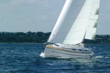 Yachtcharter Bavaria 32 Cruiser 2cab top