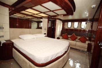 Yachtcharter Majesty 88 3