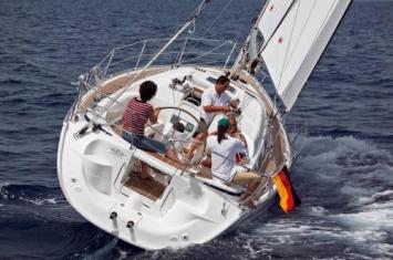 Yachtcharter Bavaria 33 Cruiser 2cab Heckansicht