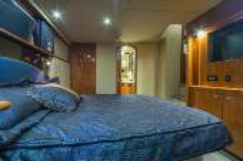 Yachtcharter cruisers 395 cabin1