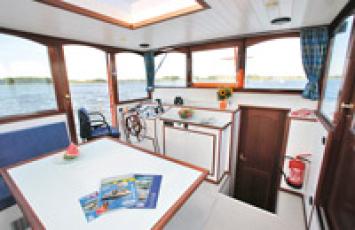 Yachtcharter Kormoran 1140 1280 Salon2