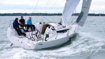 Yachtcharter 2 barca a vela elan 320 noleggio lago garda 1