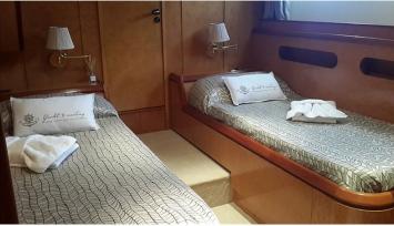 Yachtcharter Astondoa 90 cabin