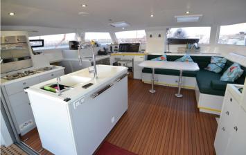 Yachtcharter Aventura43 salon