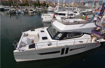 Yachtcharter Aventura 10 Power Top