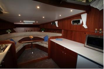 Yachtcharter Succes 106 ac bowsalon
