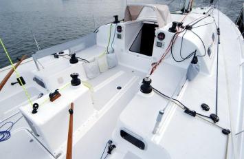 Yachtcharter Pogo 40 cockpit