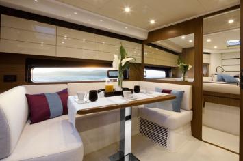 Yachtcharter 79_20150130131106_a43_dinette