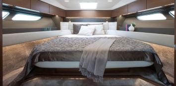 Yachtcharter Bavaria R40 Fly 2cab bed