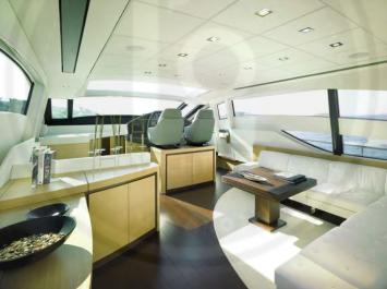 Yachtcharter Cockpit and salon P72