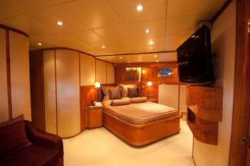 Yachtcharter Baglietto 100 cabin1