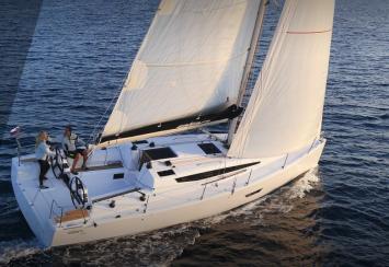 Yachtcharter Elan e4 top