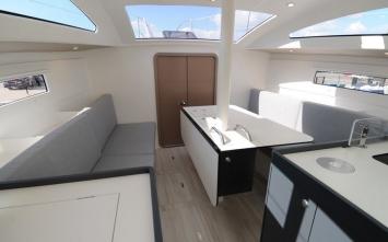 Yachtcharter rm1070salon
