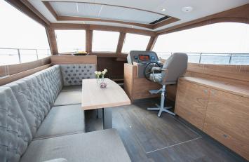 Yachtcharter steeler 43 salon
