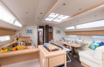 Yachtcharter 64 salon