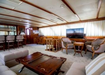 Yachtcharter brower 30 salon