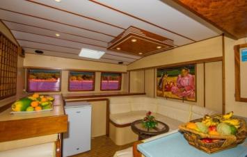 Yachtcharter mojito 78 salon