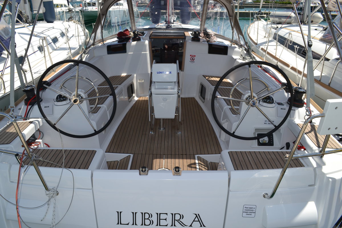 Sun Odyssey 439  Top image