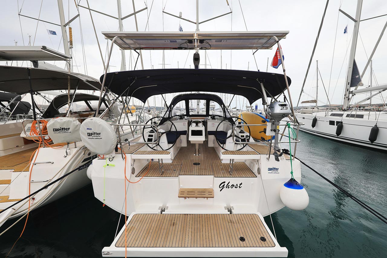Bavaria C38 Top image