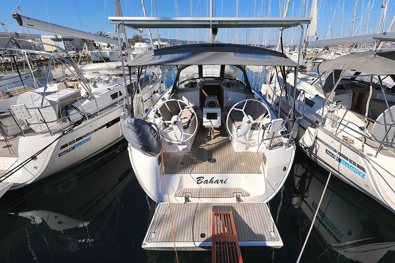 Bavaria Cruiser 37  Top image