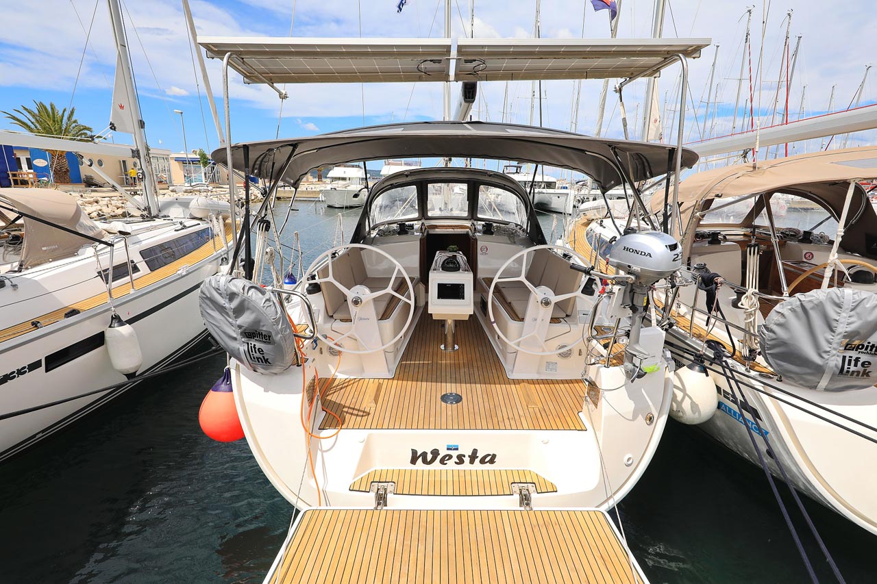 Bavaria Cruiser 37  Top image