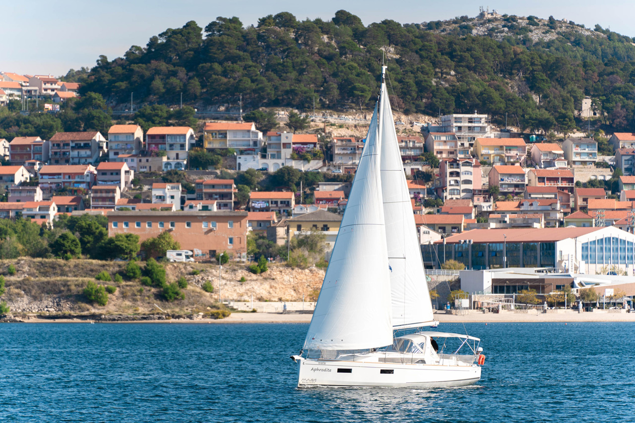 Oceanis 38 Top image