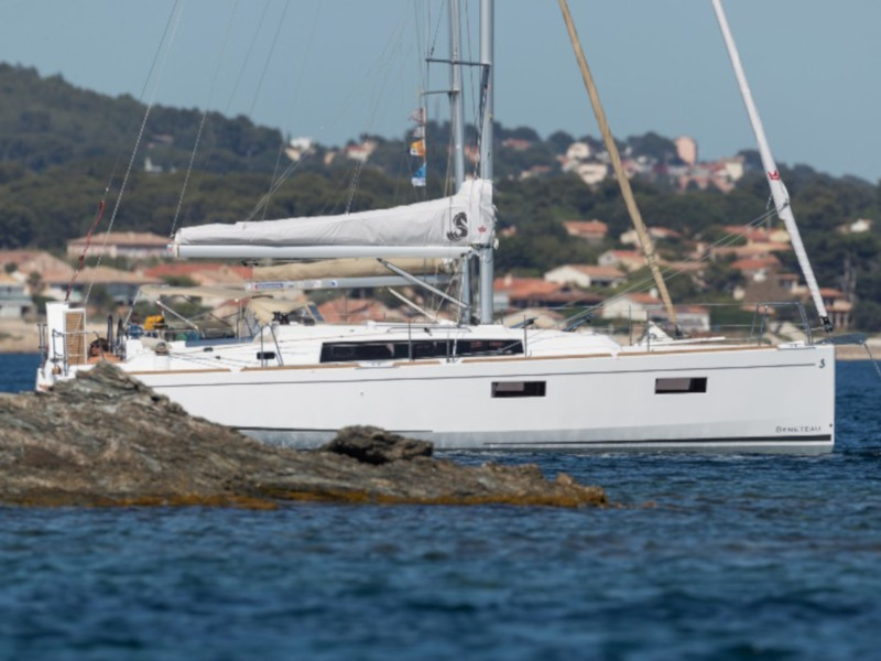 Oceanis 38.1  Top image