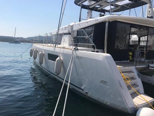 Lagoon 52 F Big Mama (AC, WM, Generator, Inverter, Tender Lift)