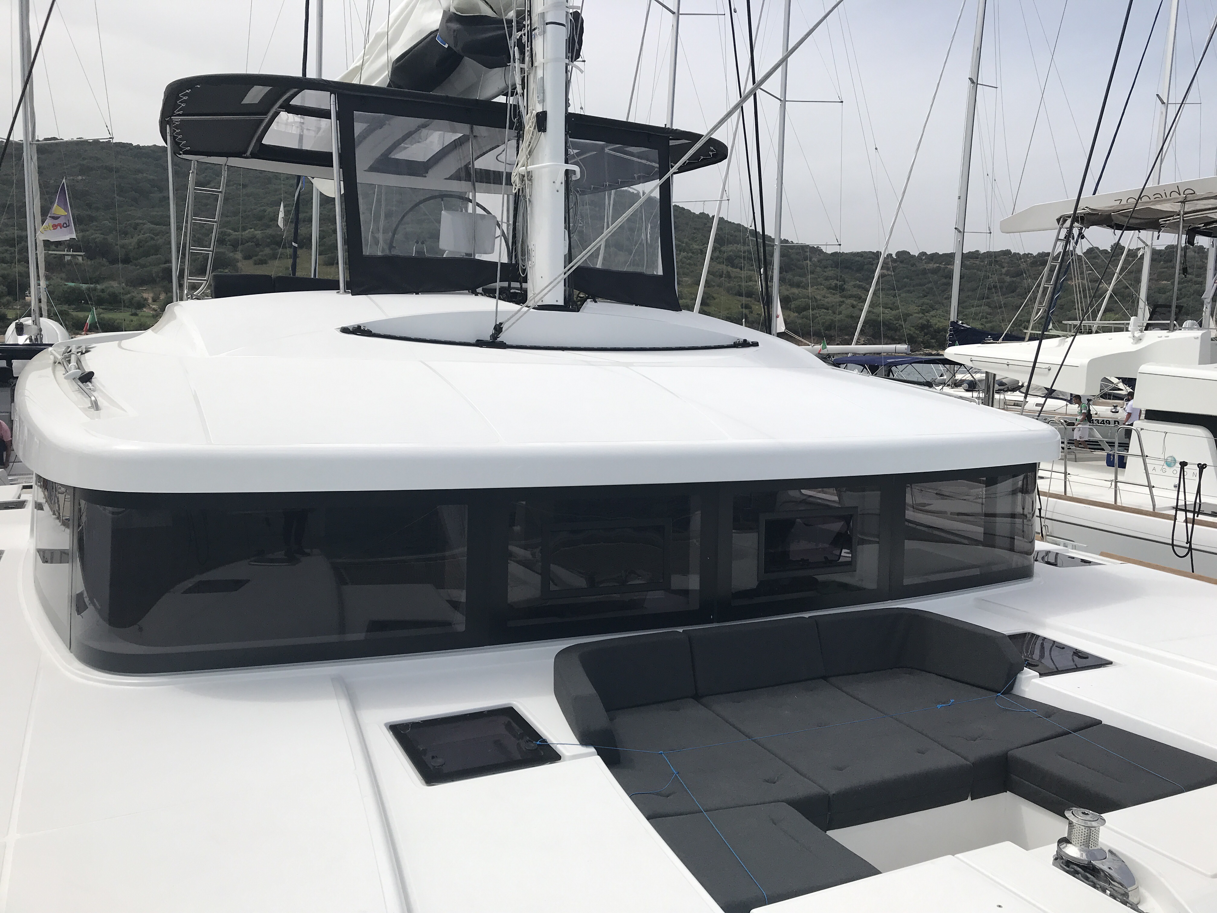 Lagoon 52 Dugongo II (A/C, WM, Generator, Inverter, Tender Lift), Foto 4