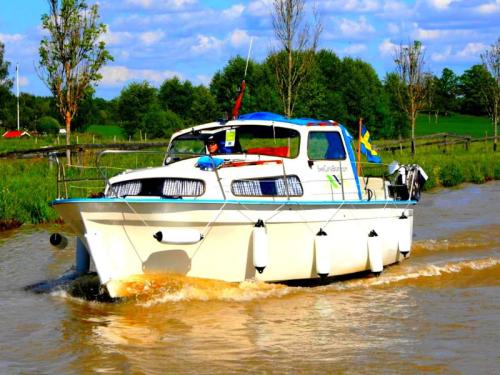 Albin 25