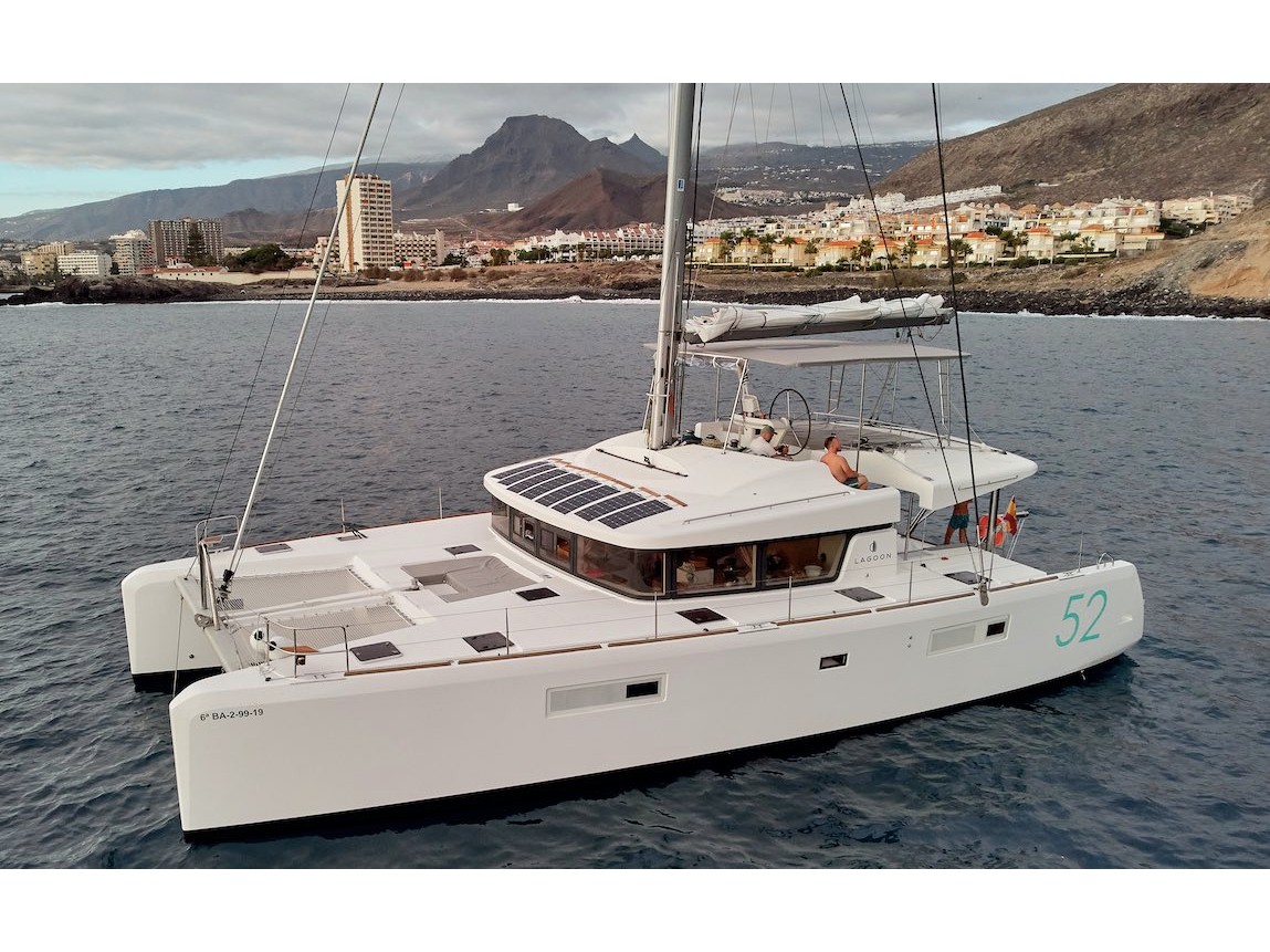 Lagoon 52 F  Top image