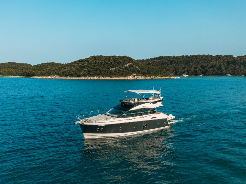 Monte Carlo 5 (3+1cab/2+1wc) „Blizzard“ als Charteryacht