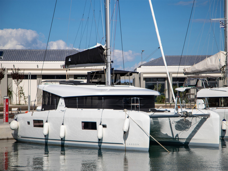 Lagoon 42 (4+2cab/4wc) „Dioni“ als Charteryacht